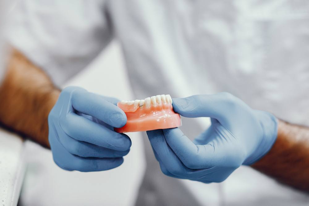 Artificial jaw in the dentist’s office Знімний протез на зуби